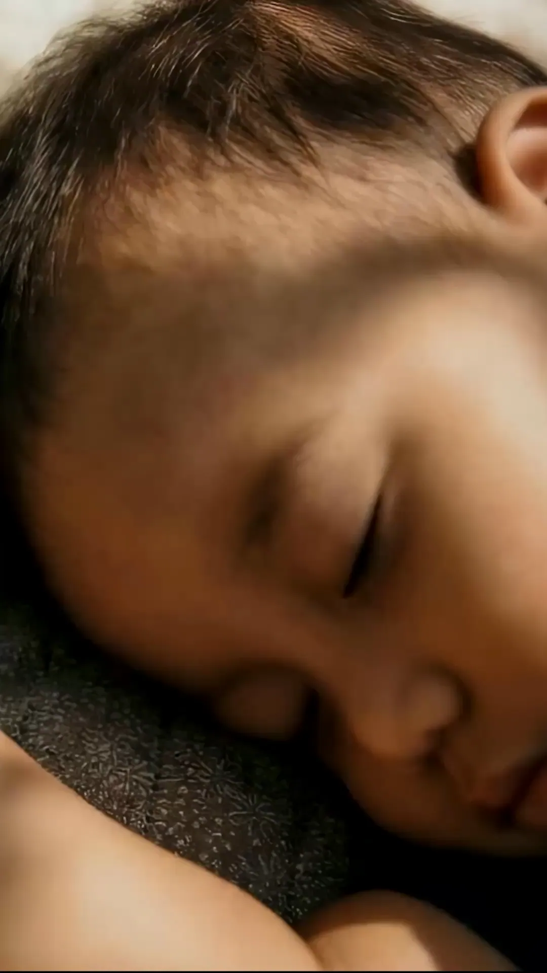 Everyday life at home: a child asleep, cooking in the kitchen, a dog napping, a child at play, a hand resting on a chest